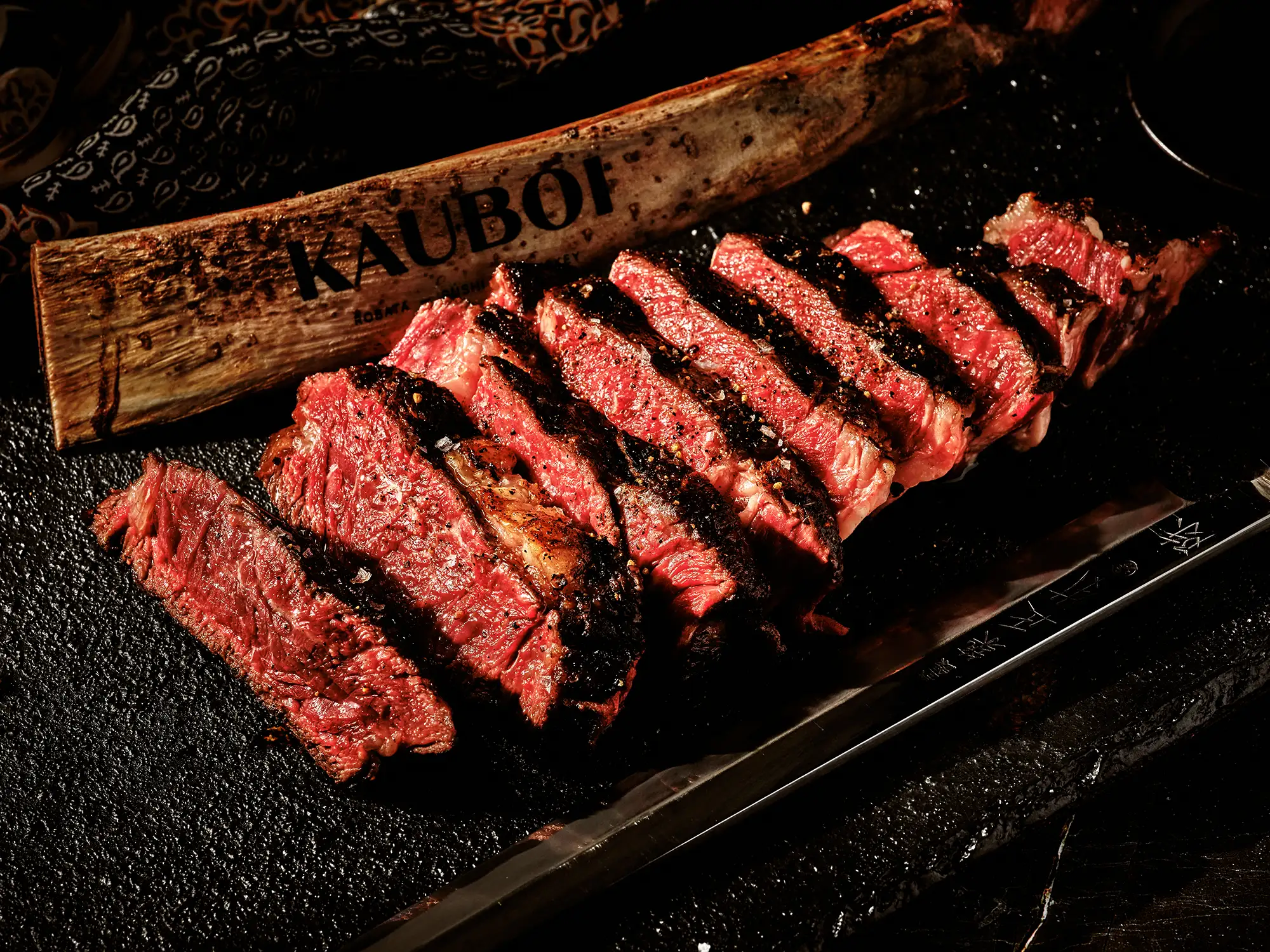Sliced steak on a KAUBOI branded bone